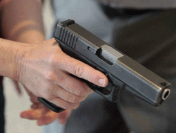 903009-pistolhandafp-1434195149-270x192